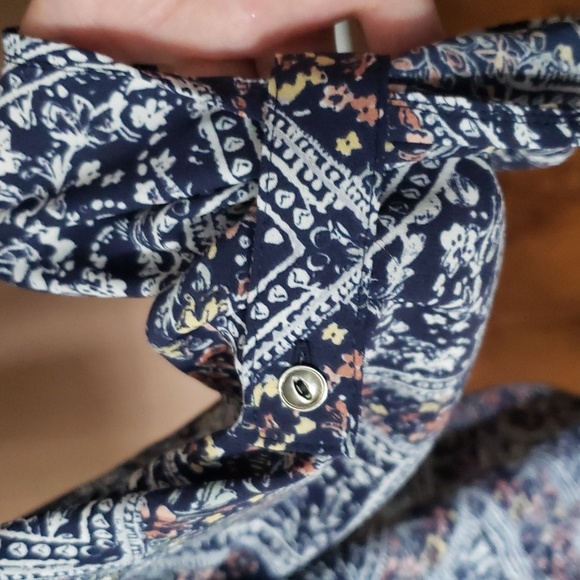 Maurices Navy Blue Blouse with Floral Design and Pocket 3X - Picture 4 of 7